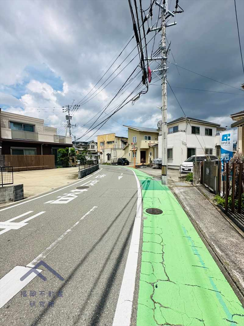 春日市小倉２丁目　戸建ての前面道路含む現地写真