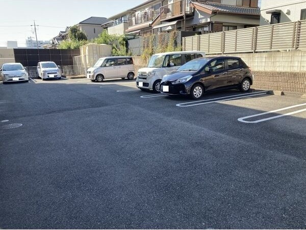 レイクアベニュー白鳥の駐車場