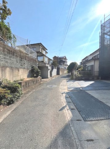 福岡市西区拾六町３丁目の新築一戸建の前面道路含む現地写真