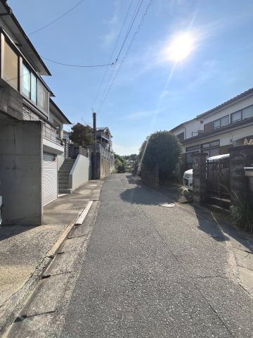 福岡市西区拾六町３丁目の新築一戸建の前面道路含む現地写真