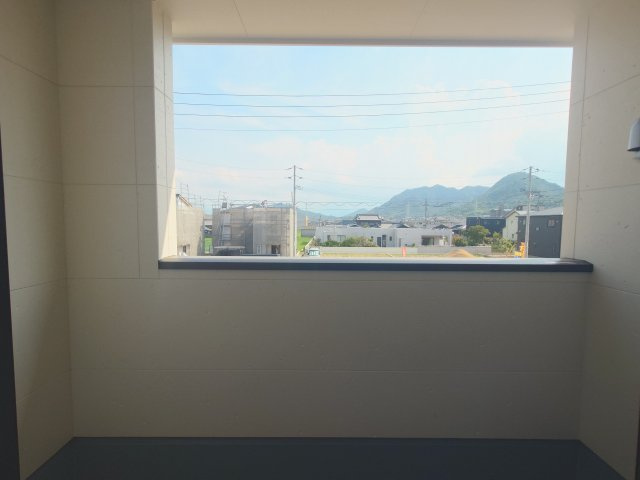リーブルガーデン高松市国分寺町国分第一◇2026年度補助金対象の長期優良住宅です！のバルコニー|バルコニー完成予想図
日差しや視線を適度に遮り、プライバシーを確保しやすい、急な雨でも洗濯物が濡れにくいインナーバルコニー付きです。人目をあまり気にせず洗濯物を干したり、お子様を遊ばせたりも可能です。