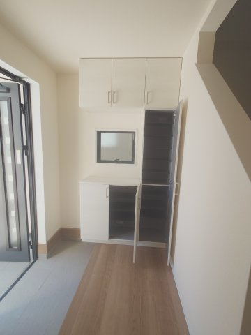 リーブルガーデン高松市国分寺町国分第一◇2026年度補助金対象の長期優良住宅です！の玄関|シューズBOX
靴や小物を収納することで、玄関を整理整頓し、見た目を美しく保てられるシューズBOXです。