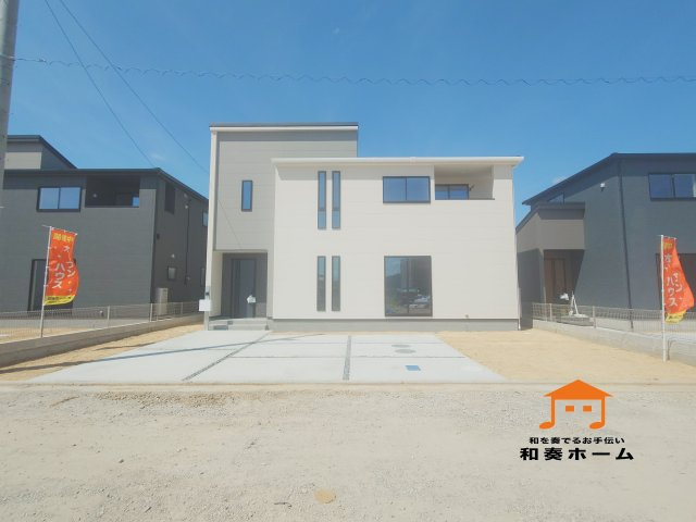 リーブルガーデン高松市国分寺町国分第一◇2026年度補助金対象の長期優良住宅です！の前面道路含む現地写真|前面道路が広いので、ファミリーカーのような大きな車でも車庫入れも余裕を持ってできるのが魅力的なお家です。