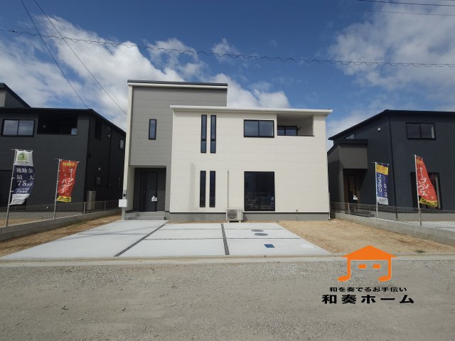 リーブルガーデン高松市国分寺町国分第一◇人気のオプションセットプレゼント実施中です！の外観|内覧可能です！前面道路が広いので、ファミリーカーのような大きな車でも車庫入れも余裕を持ってできるのが魅力的なお家です。