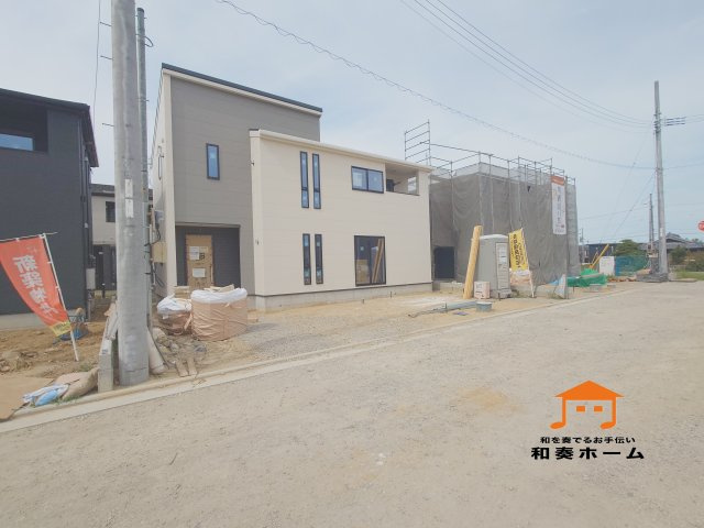 リーブルガーデン高松市国分寺町国分第一◇2026年度補助金対象の長期優良住宅です！の前面道路含む現地写真|５号棟
シンプルで洗練された印象のある外壁のお家です。白は光をよく反射するので、家全体が明るく爽やかに見えます。