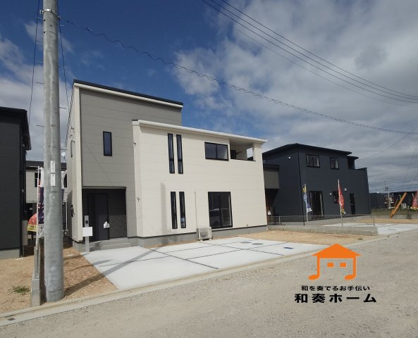 リーブルガーデン高松市国分寺町国分第一◇人気のオプションセットプレゼント実施中です！の外観|５号棟
内覧可能です！シンプルで洗練された印象のある外壁のお家です。白は光をよく反射するので、家全体が明るく爽やかに見えます。
