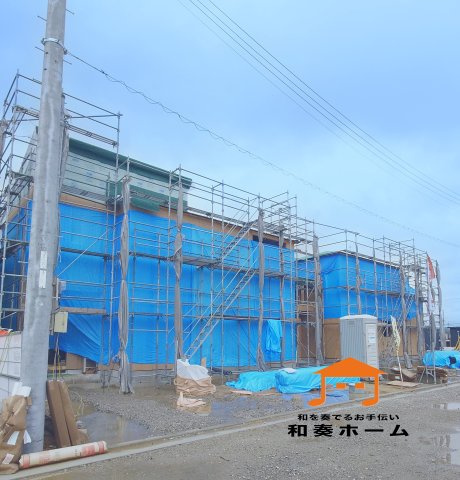 リーブルガーデン高松市国分寺町国分第一◇2026年度補助金対象の長期優良住宅です！の前面道路含む現地写真|５号棟外観
日当たりの確保がしやすい南道路のお家です。
広い敷地にゆったりとした配置で住宅が建てられ、日照や通風にも十分に配慮されています。

