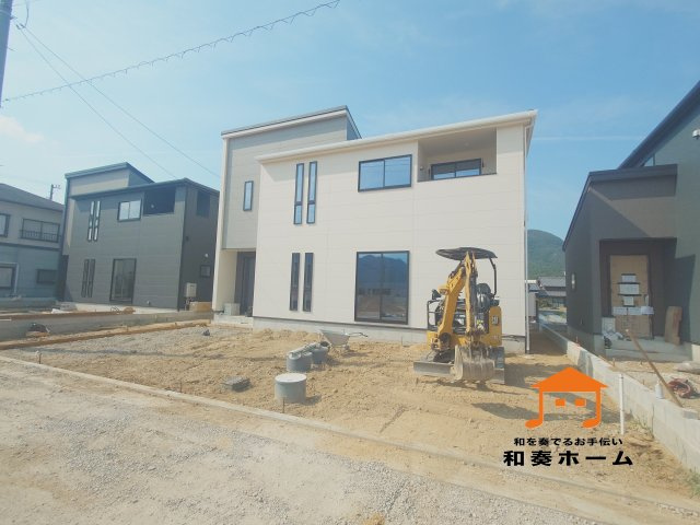 リーブルガーデン高松市国分寺町国分第一◇2026年度補助金対象の長期優良住宅です！の外観|５号棟外観
日当たりの確保がしやすい南道路のお家です。
広い敷地にゆったりとした配置で住宅が建てられ、日照や通風にも十分に配慮されています。
