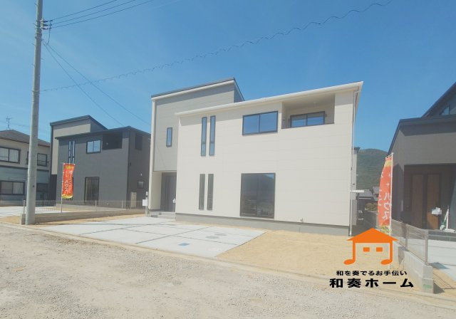リーブルガーデン高松市国分寺町国分第一◇2026年度補助金対象の長期優良住宅です！の前面道路含む現地写真|５号棟外観
内覧可能です！日当たりの確保がしやすい南道路のお家です。
広い敷地にゆったりとした配置で住宅が建てられ、日照や通風にも十分に配慮されています。
