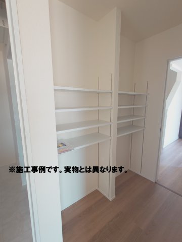 リーブルガーデン高松市国分寺町国分第一◇2026年度補助金対象の長期優良住宅です！の収納|キッチンパントリー完成予想図
パントリーの最大のメリットは、キッチンがすっきりと保たれることです！食品や日用品をまとめて収納できるため、調理スペースに余計な物を置かずに済みます。