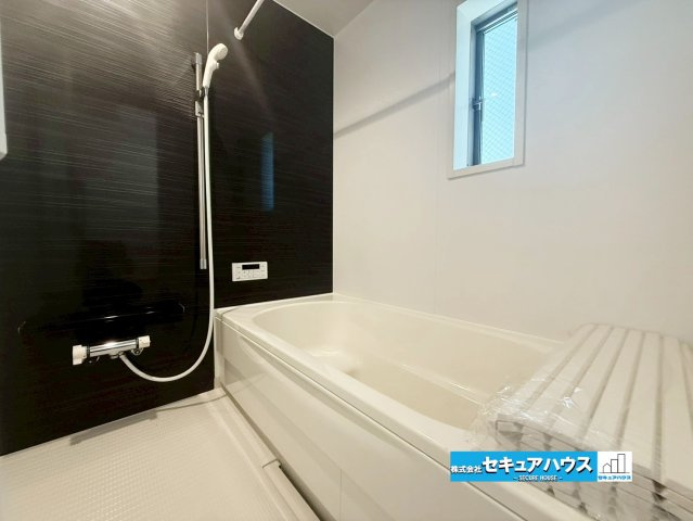 【今すぐご案内可能】名古屋市南区鶴見通4丁目の浴室|【浴室】
◆アクセントパネルで落ち着きのある雰囲気を演出し、毎日の疲れを癒やすバスタイムを過ごせます。
◆窓付きで、カビの繁殖を抑える効果があります。
◆オプションでお好きなサイズの鏡を設置できます。