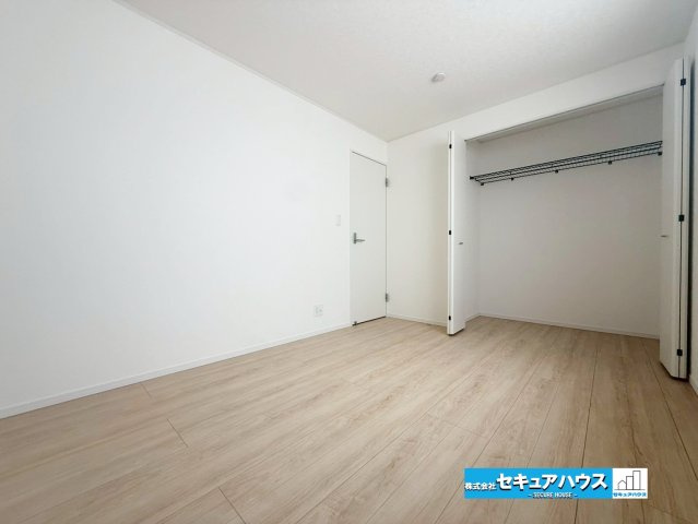 【今すぐご案内可能】名古屋市南区鶴見通4丁目の洋室|【洋室】　　　　　　　　　　　
◆広々とした居住空間は日々の暮らしを彩り、心のやすらぎと満足感を与えてくれます。通風と採光を考慮した設計は子供たちはのびのび育ち、家族でくつろぎと団らんを生み出します。