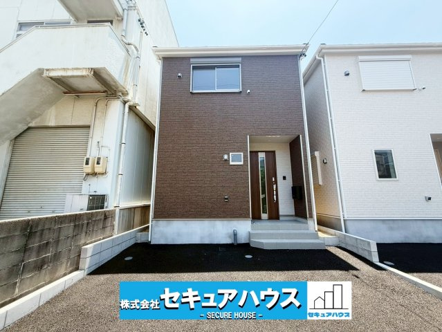 【今すぐご案内可能】名古屋市南区鶴見通4丁目の外観|【現地外観写真】　　　　　　　　　　　　　　　　　　　　　　　
駐車並列2台可能！オプション工事でカーポート設置などいかがでしょうか。
その他にも、フェンスなどの「オプション工事」もご提案いたします♪