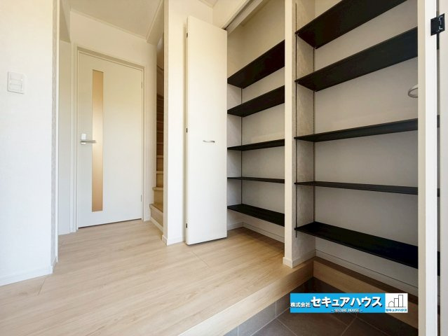 【今すぐご案内可能】名古屋市南区鶴見通4丁目の玄関|【玄関】　　　　　　　　　　　　　　　　　　　
◆光が差し込み明るいです。気分も晴れやかになりますね。
◆玄関には、収納力のあるシューズクロークがございます。玄関まわりがすっきり片付きます。　