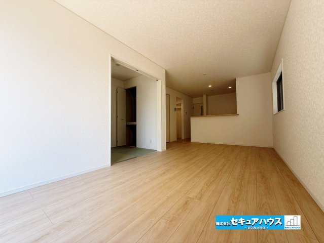 【今すぐご案内可能】名古屋市南区鶴見通4丁目の居間・リビング|【LDK】　　　　　　　　
◆家族揃ってリビングで過ごすお休みの日が、楽しみになる場所となることでしょう。
◆対面式のオープンキッチンは、家事をしながら家族の様子が一目でわかる安心＆便利設備♪