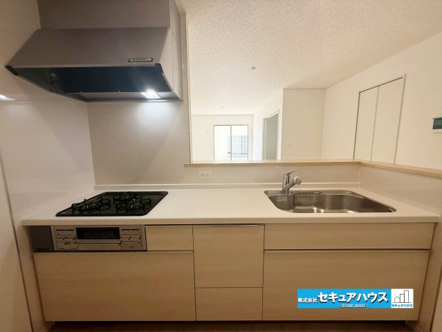 【今すぐご案内可能】名古屋市南区鶴見通4丁目のキッチン|【キッチン】　　　　　　　　　　　　　
◆「焼く・蒸す・煮る」の工程を同時進行で進めることができるので、料理を素早く作ることができます。
◆食洗機をオプションでつけることも可能なシステムキッチンです。