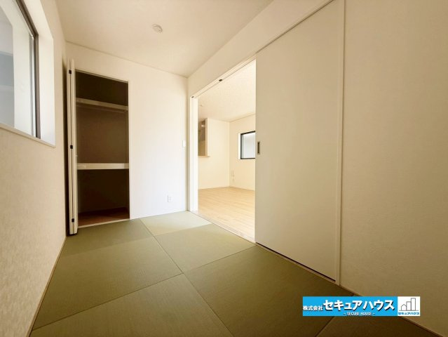 【今すぐご案内可能】名古屋市南区鶴見通4丁目の和室|【和室】　　
◆リビングに続く和室は寝転がるスペースやお子様の遊び場として活躍します。扉を開ければ開放感が増し、来客時は扉を閉めて居室として利用することもできます。
◆収納付な点も嬉しいポイントです。