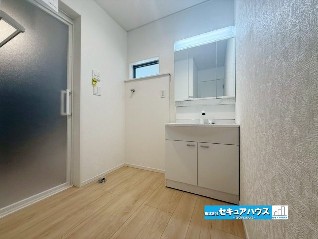 【今すぐご案内可能】名古屋市南区鶴見通4丁目の独立洗面台|【洗面台】　　　　　　　　　　　　　　
◆鏡の裏にはたっぷりと収納スペースを標準装備！
◆電源を付属しているのでドライヤーなど利用できます。
◆シャワー付きの洗面台のため清掃も楽に行うことが出来ます。
