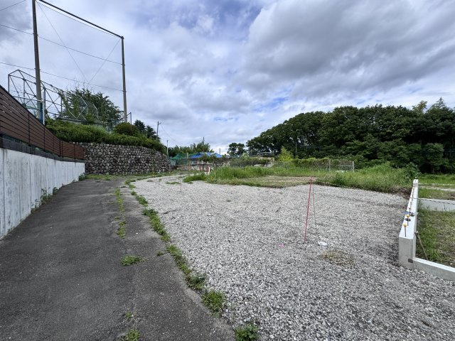 新築　渋川市金井第17　Livele Garden.S　1号棟の前面道路含む現地写真|現地写真　南側接道幅員約3.3ｍ　西側接道幅員約2.3ｍ