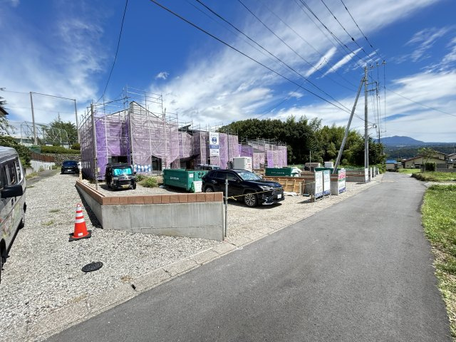 新築　渋川市金井第17　Livele Garden.S　1号棟の前面道路含む現地写真|現地写真　南側接道幅員約3.3ｍ　西側接道幅員約2.3ｍ