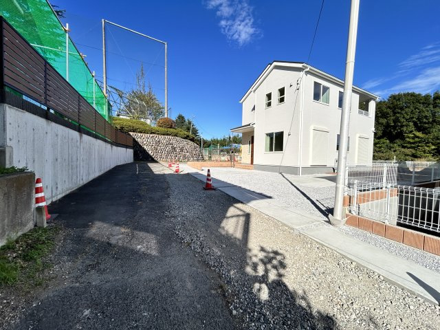 新築　渋川市金井第17　Livele Garden.S　1号棟の前面道路含む現地写真|現地写真　南側接道幅員約3.3ｍ　西側接道幅員約2.3ｍ