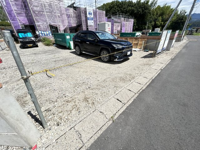新築　渋川市金井第17　Livele Garden.S　2号棟の駐車場|現地写真　駐車スペースは並列3台分可能です！					
	
