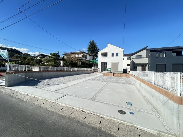 新築　渋川市金井第17　Livele Garden.S　2号棟の駐車場|現地写真　駐車スペースは並列3台分可能です！					
	
