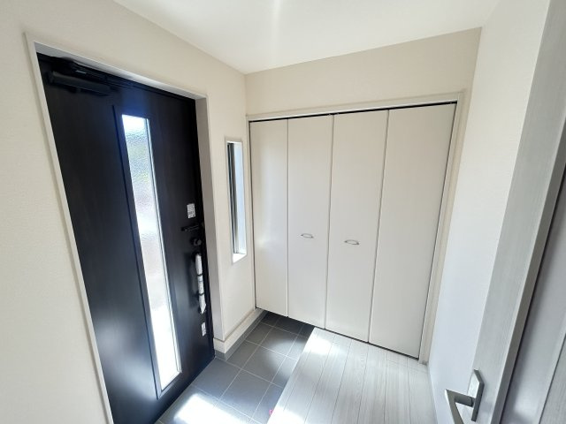 新築　渋川市金井第17　Livele Garden.S　2号棟の玄関|現地写真　３０足以上収納できる下駄箱、狭い玄関もスッキリ使用できます。
