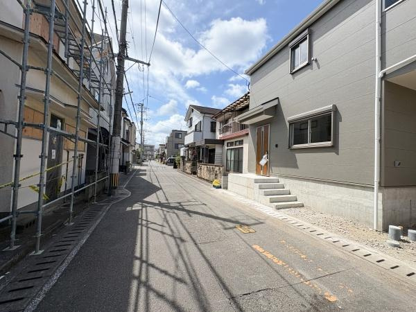 泉町第2-1号棟の前面道路含む現地写真|前面道路の広さや周辺の住宅街の雰囲気が伝わります。歩道や道路の状況も確認できます。