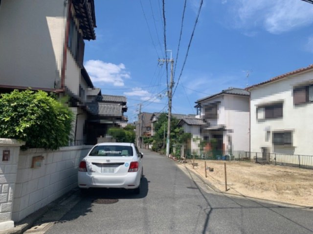 【前面道路含む現地写真】 | madre court日置荘西町5　2期 | 西側・幅員約4.7ｍの道路。広々とした前面道路は開放感を与えてくれます。(2026年7月5日撮影)