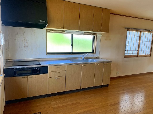 (商談中）吉成南町/3LDK/鳥取駅まで自転車6分★のキッチン|窓から自然光は圧倒的な開放感と明るさ♪
作業スペースが広いのもポイント！