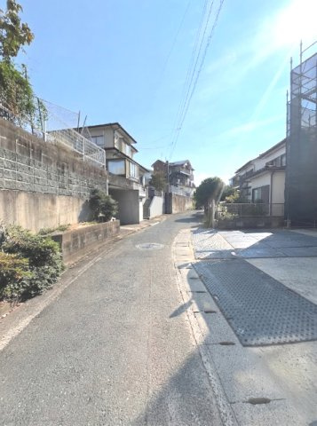 福岡市西区拾六町３丁目の新築一戸建の前面道路含む現地写真
