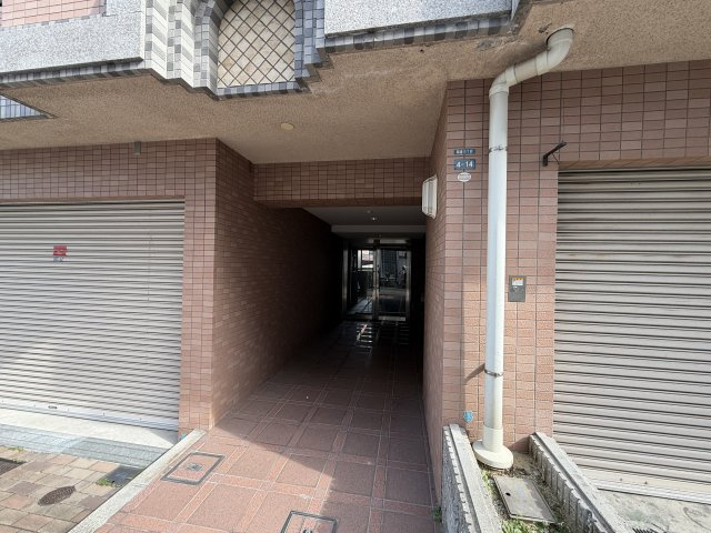 西灘駅前ハイツのエントランス