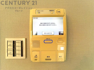 訪問者が来たときにテレビ画面で確認できるため、安心してドアを開けられます。録画機能があるものもあり、留守中に来訪者を記録しておくことができます。利便性が高く、セキュリティ面でも安心です。