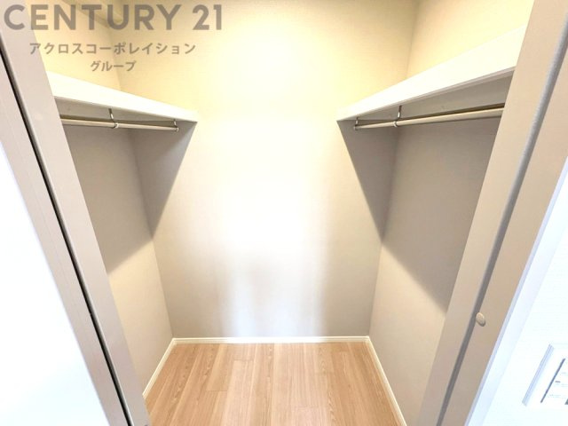 収納力が高く洋服や小物を整理しやすく、更衣室のように使え、部屋がすっきり保てます。収納の配置を自由に調整でき、換気性が良く防湿・防虫対策も可能。快適で機能的な生活空間を実現できます♪