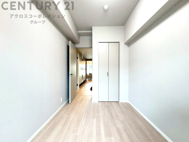 明るい色合いのフローリングとクロスを使用した洋室は家具やインテリアとも調和しやすく空間が広く感じられ開放感を生み出します。自然光を効果的に反射し、室内を明るく保つため、日中の照明使用を抑えられます。