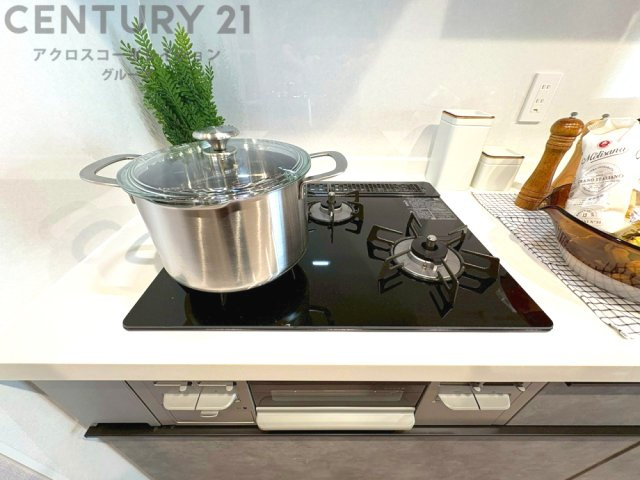 多数の調理器具を同時に使用でき、料理の効率化が可能。省エネで節約になり、様々な料理スタイルに適応できます。また、火力調整が独立しており、手入れや掃除もしやすく、今よりもっとお料理が楽しくなるかも。