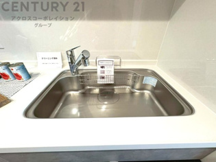 大きなシンクでお鍋などの大きな調理器具を洗う際にも便利です。
