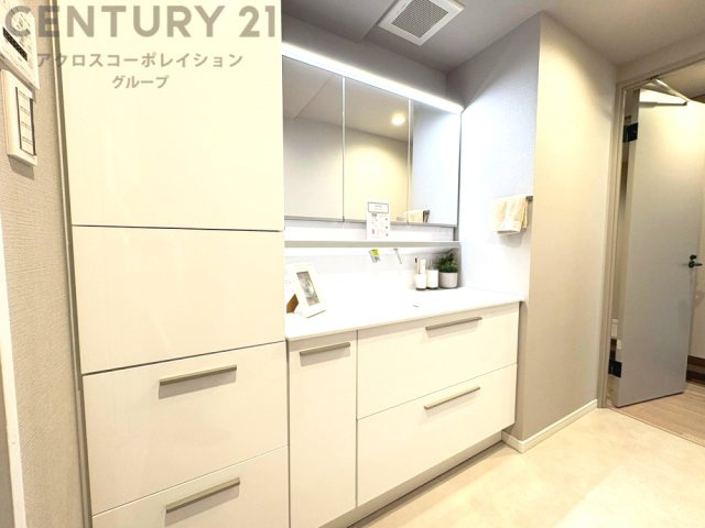 化粧品や洗顔料、歯ブラシなどの必需品をまとめて置ける収納スペースがあり、使用するたびに取り出す手間が省けます。また、水回りのため、濡れても大丈夫な素材が使用されており、お手入れが簡単です。