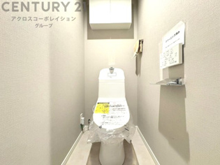 温水洗浄便座付トイレは温水洗浄機能により、暖かい水でおしりを洗浄することができ、冷たい水を使う従来の便座に比べ、温水洗浄機能で暖かいトイレを提供し、快適な使用を可能にします。