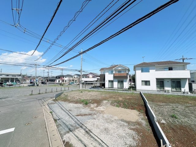 小山市東間々田2丁目　新築戸建1の前面道路含む現地写真