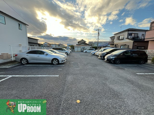 クレール壱番館の駐車場