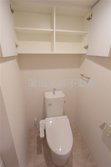 ARCOBALENO UMEYASHIKI アルコバレーノ梅屋敷のトイレ|吊り戸棚と温水洗浄便座付きのトイレ
