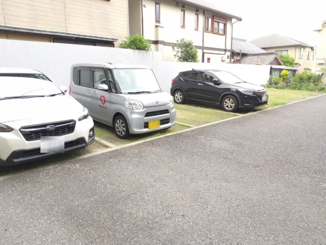 ネイムド・リーフ柵下の駐車場
