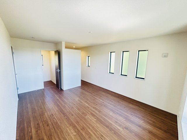 新築　渋川市金井第17　Livele Garden.S　5号棟の洋室|　全室南向きで明るいお部屋、子供部屋は明るい方が良いですよね♪							
　					
	

						
　					
