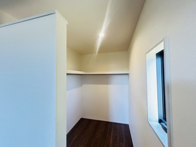 新築　渋川市金井第17　Livele Garden.S　5号棟の収納|　主寝室の大型のウォークインクローゼットは収納ラクラク、お部屋スッキリ♪							
					
　						
						
