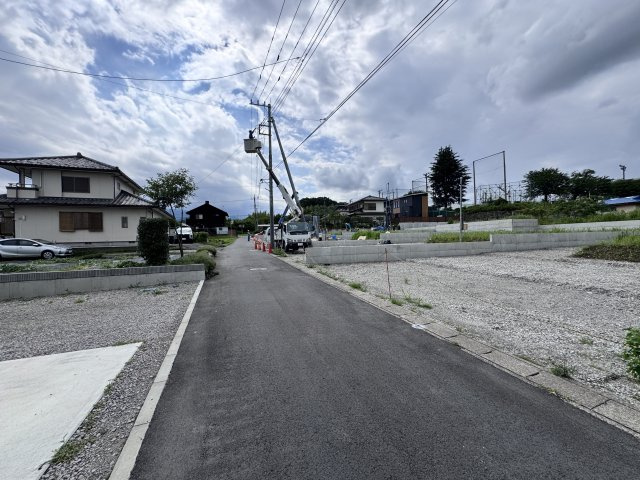 新築　渋川市金井第17　Livele Garden.S　5号棟の前面道路含む現地写真|現地写真　南側接道幅員約3.3ｍ　