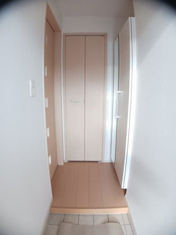 オアシス今津Ａの玄関|収納もある玄関です