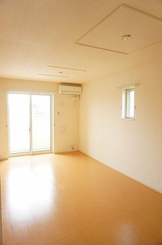ラティナ　クレールの居間・リビング|こちらのリビングで趣味の時間をお楽しみください