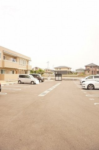 ラティナ　クレールの駐車場|駐車場があります